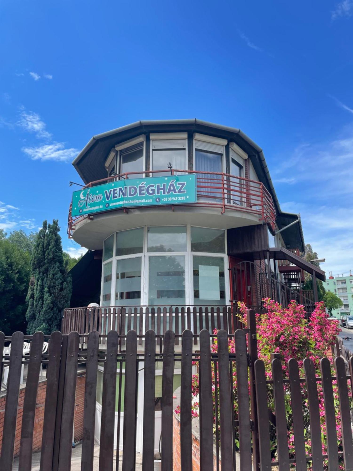 Alom Vendeghaz Hotel Dunaujvaros Exterior photo